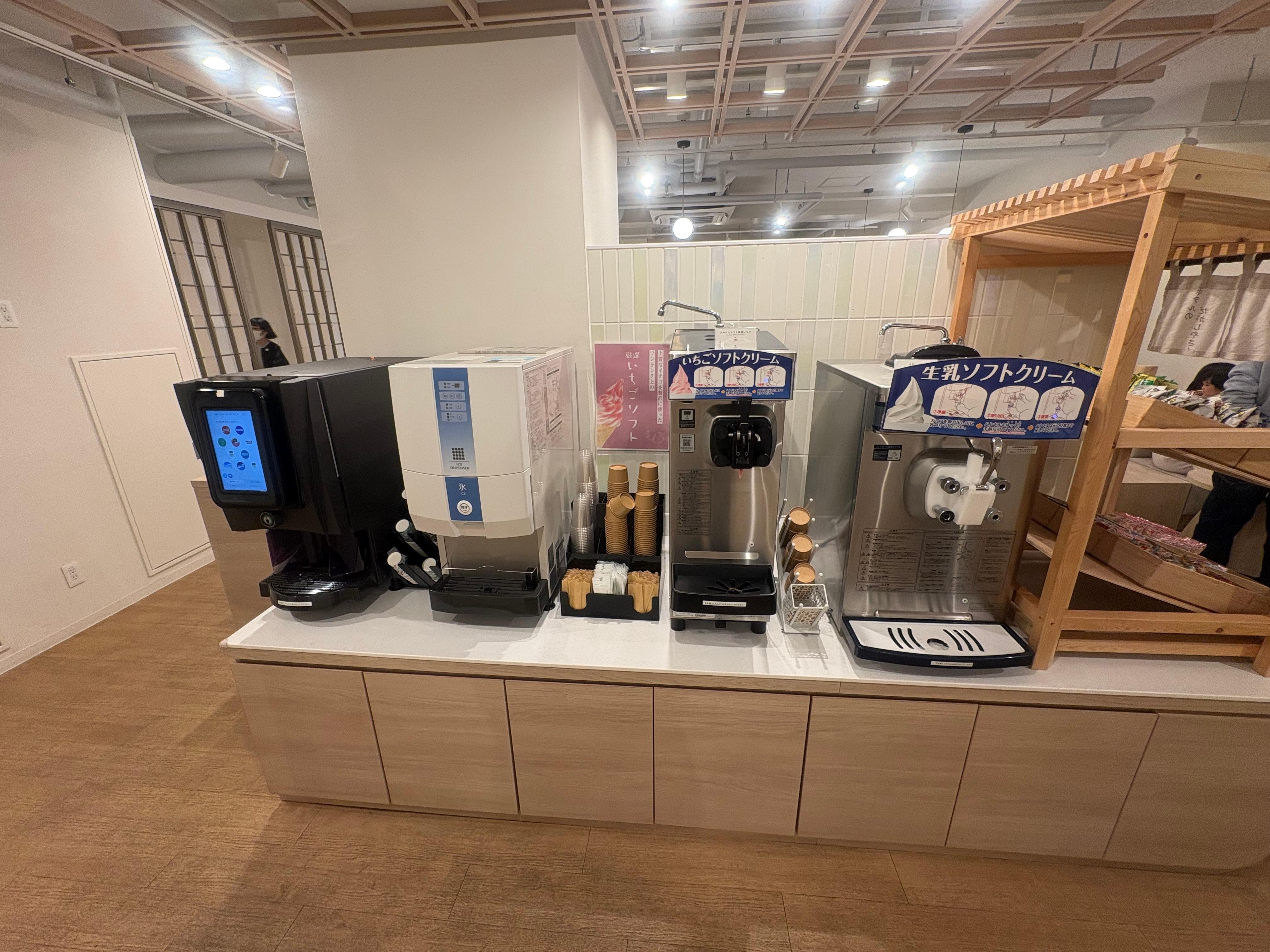 ドリンクバー（ice）とソフトクリームバー（バニラとイチゴ）