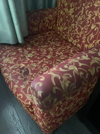 I wouldn’t even sit in this filthy chair .