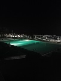 Piscina dell'hotel la sera