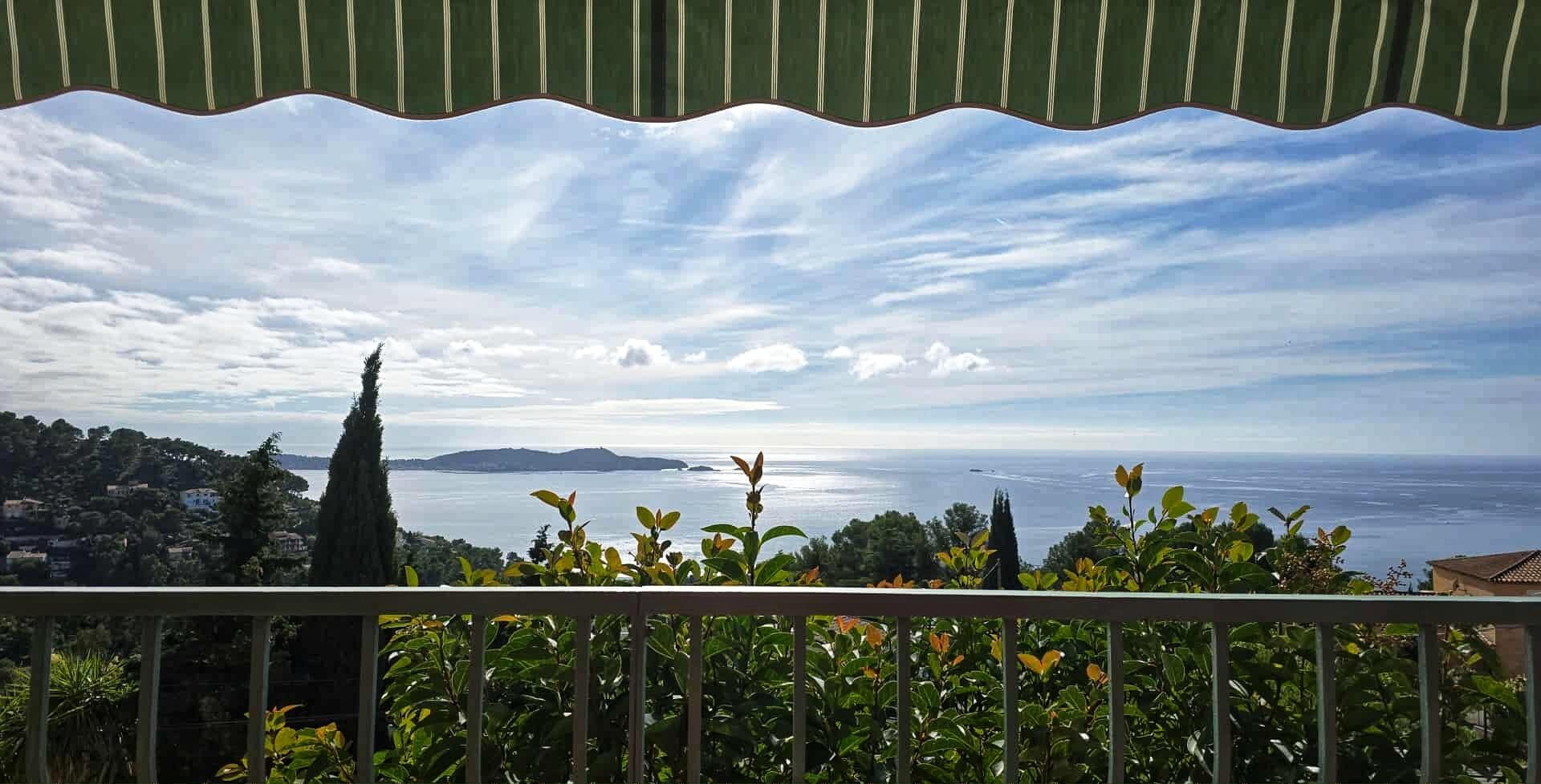 Novembre dans le var ❤️
On mange en terrasse à la Villa Simone 😊