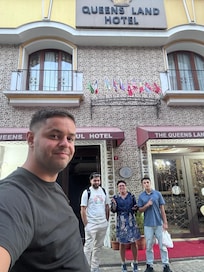 Devant l’hôtel 🥰