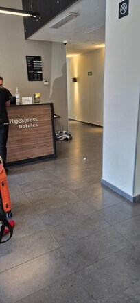 Lobby desordenado