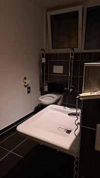 Toilette und Waschbecken