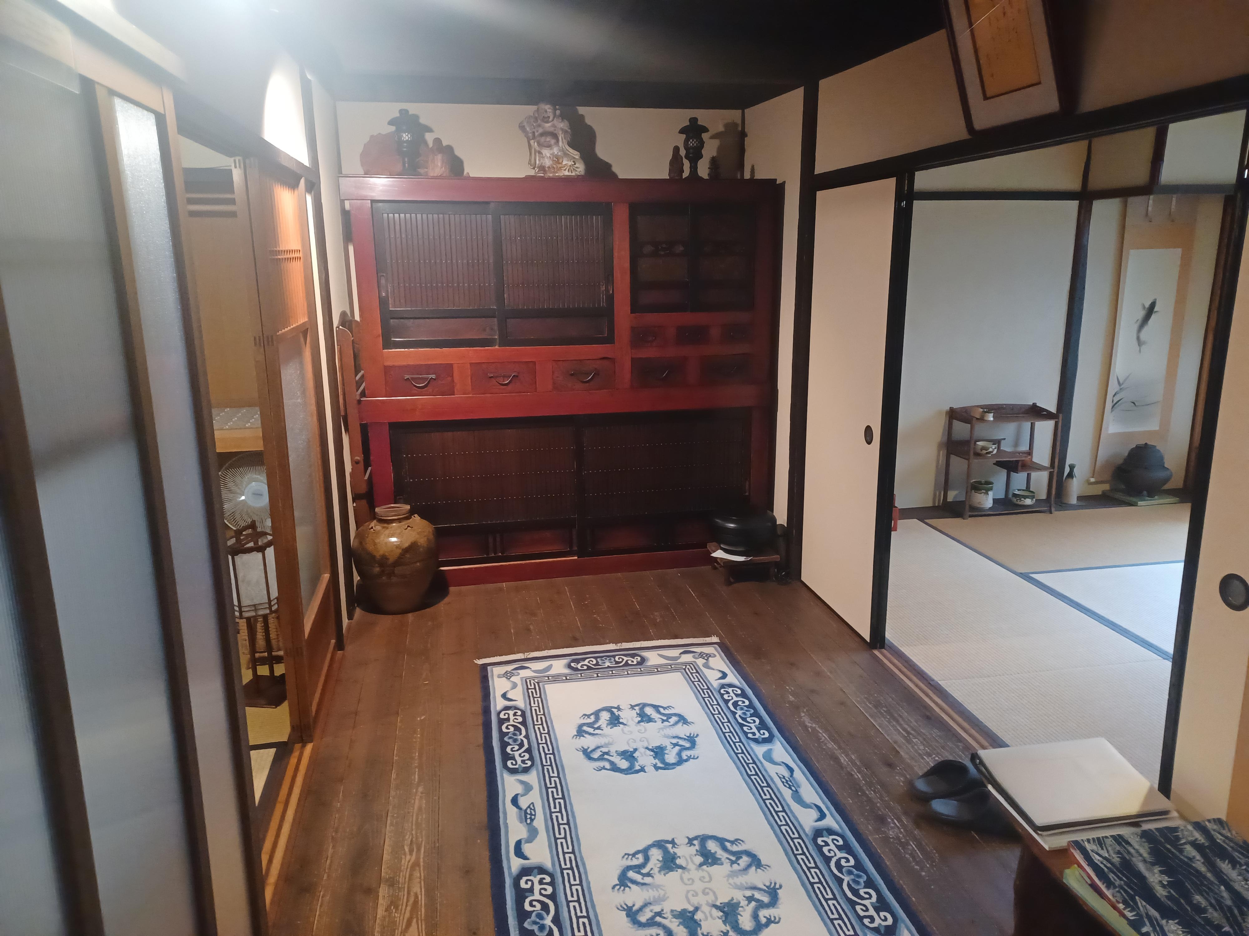 Central room, sleeping room to the right, front room to the left