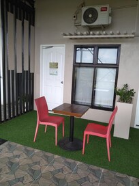 Photo of the room we were assigned instead of the booked “Signature Hut”. The assigned room was significantly smaller and of a different category. The booked Signature Hut was visible from this location and was unoccupied.