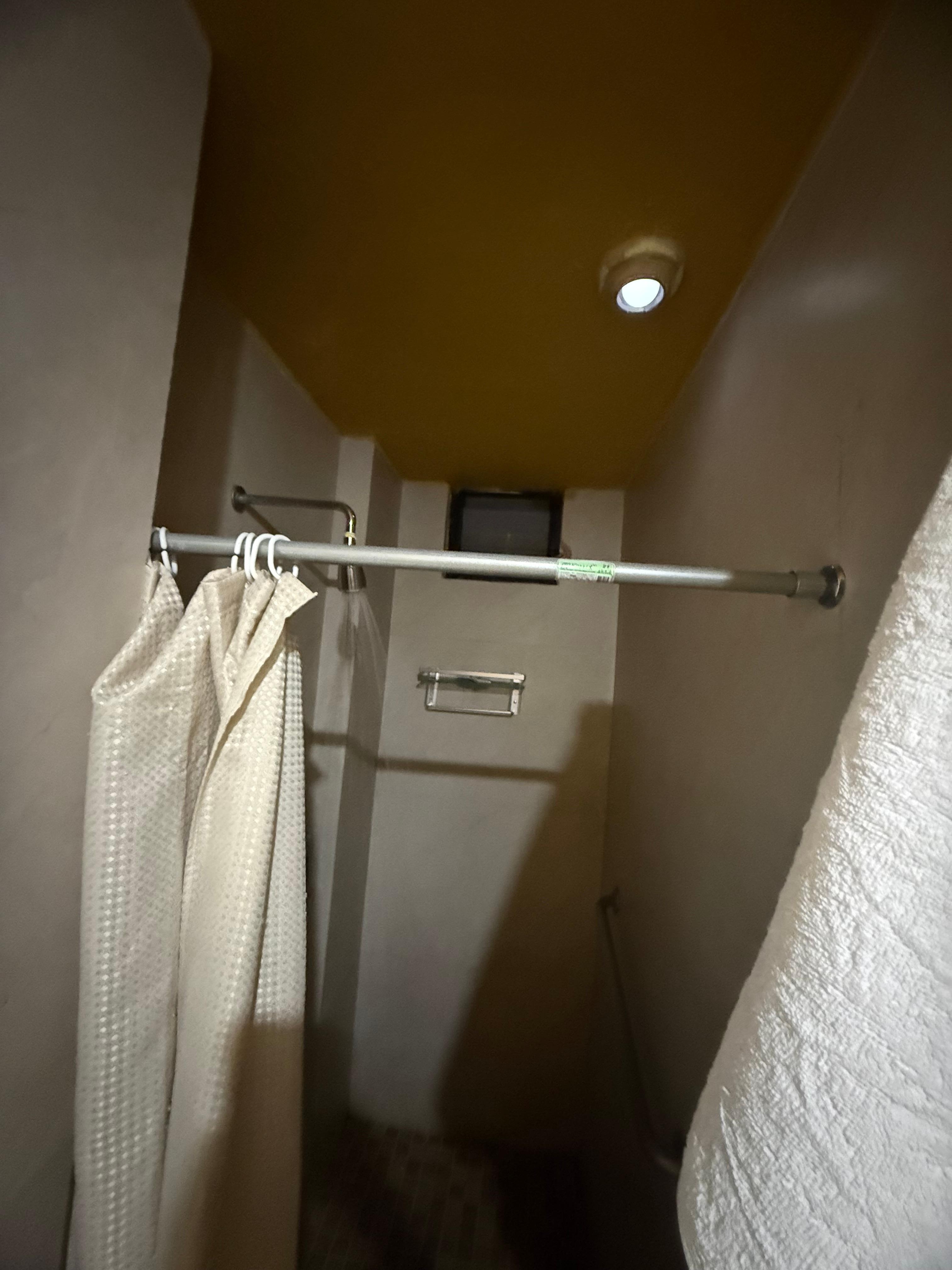 La luz estaba mal, la regadera estaba a obscuras