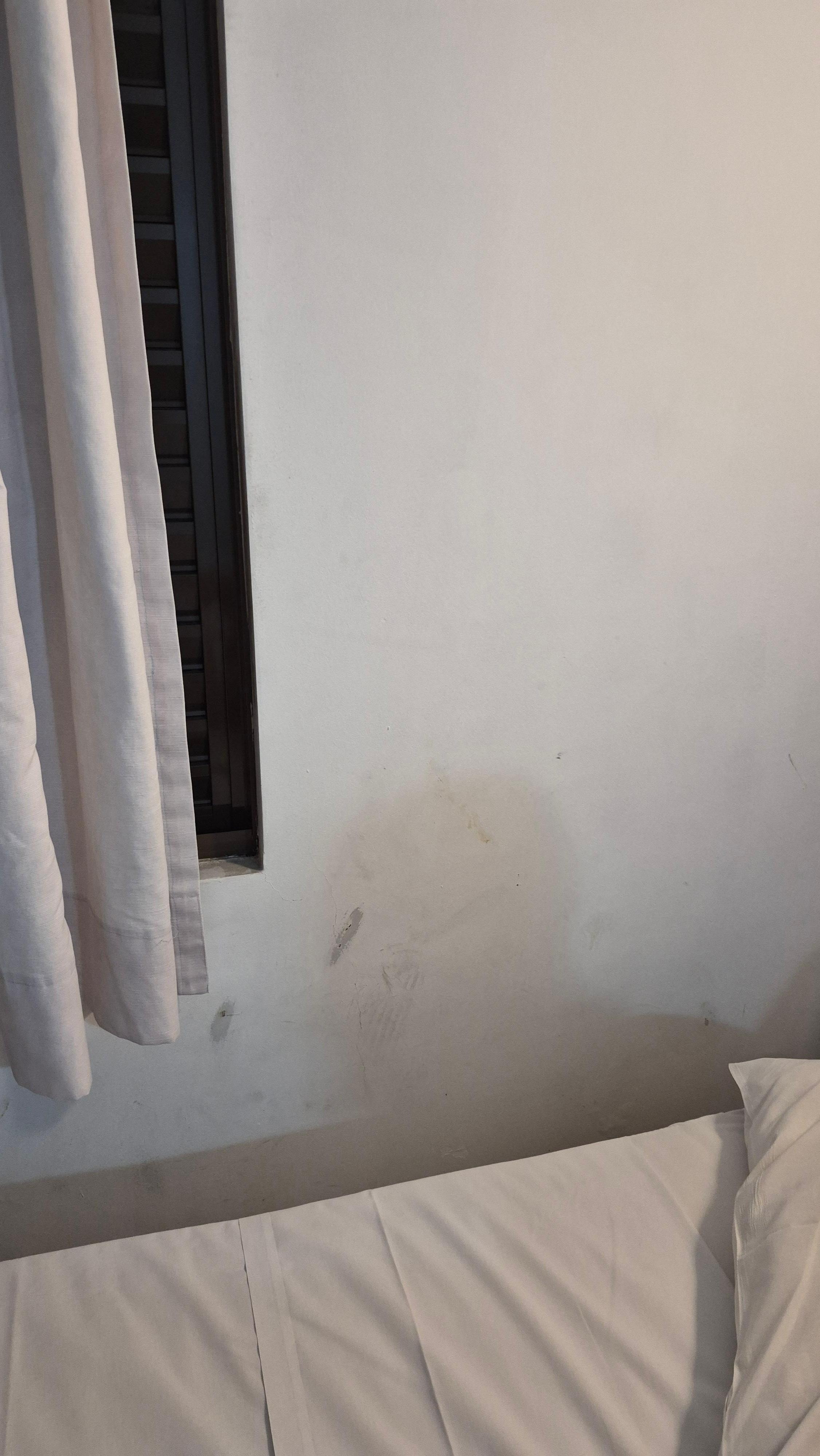 Tudo manchado e sem nenhum cuidado ou pintura.