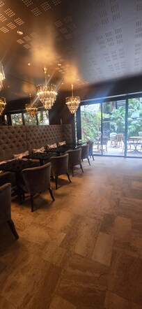 Breakfast room and bar