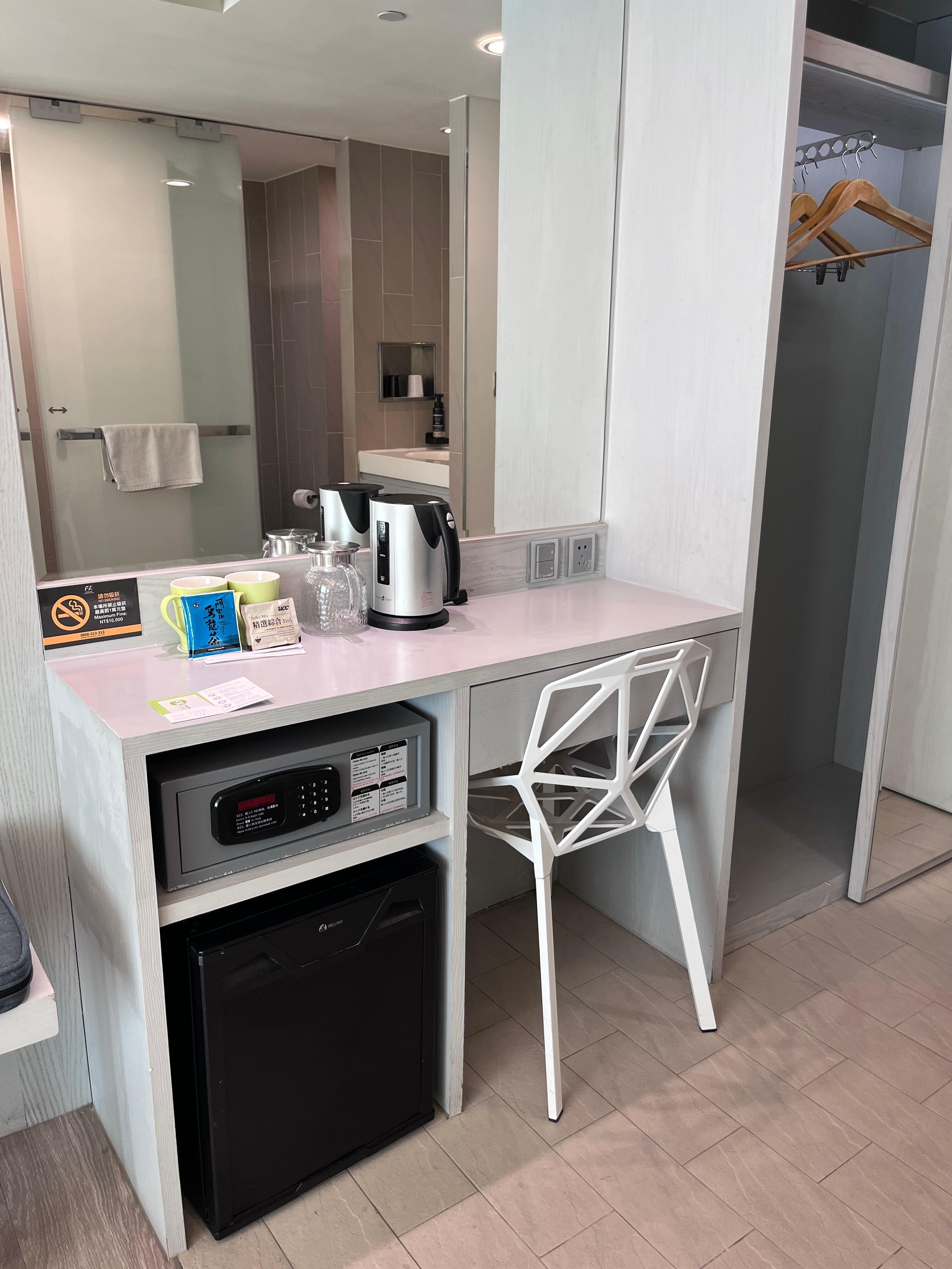 ハンガー４本付のクローゼットの扉も一枚でスライド式