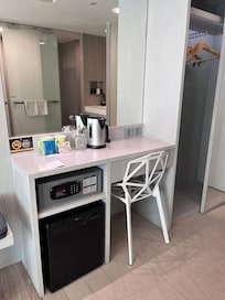 ハンガー4本付のクローゼットの扉も一枚でスライド式