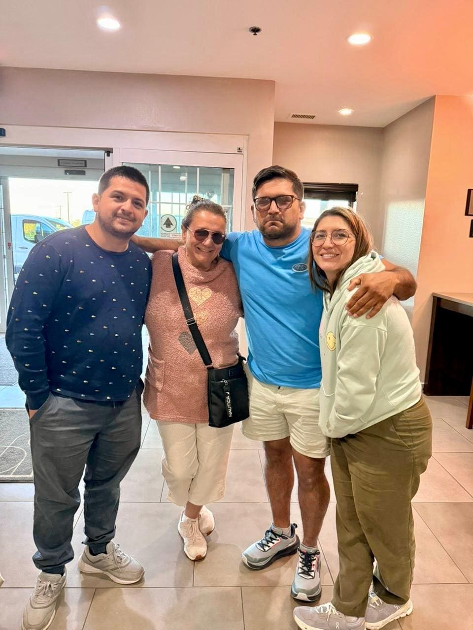 Con traslado al aeropuerto , cerca del downtown de Chicago , desayuno súper rico 
