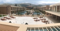 Πισίνα και δωμάτια δεξιά και αριστερά
