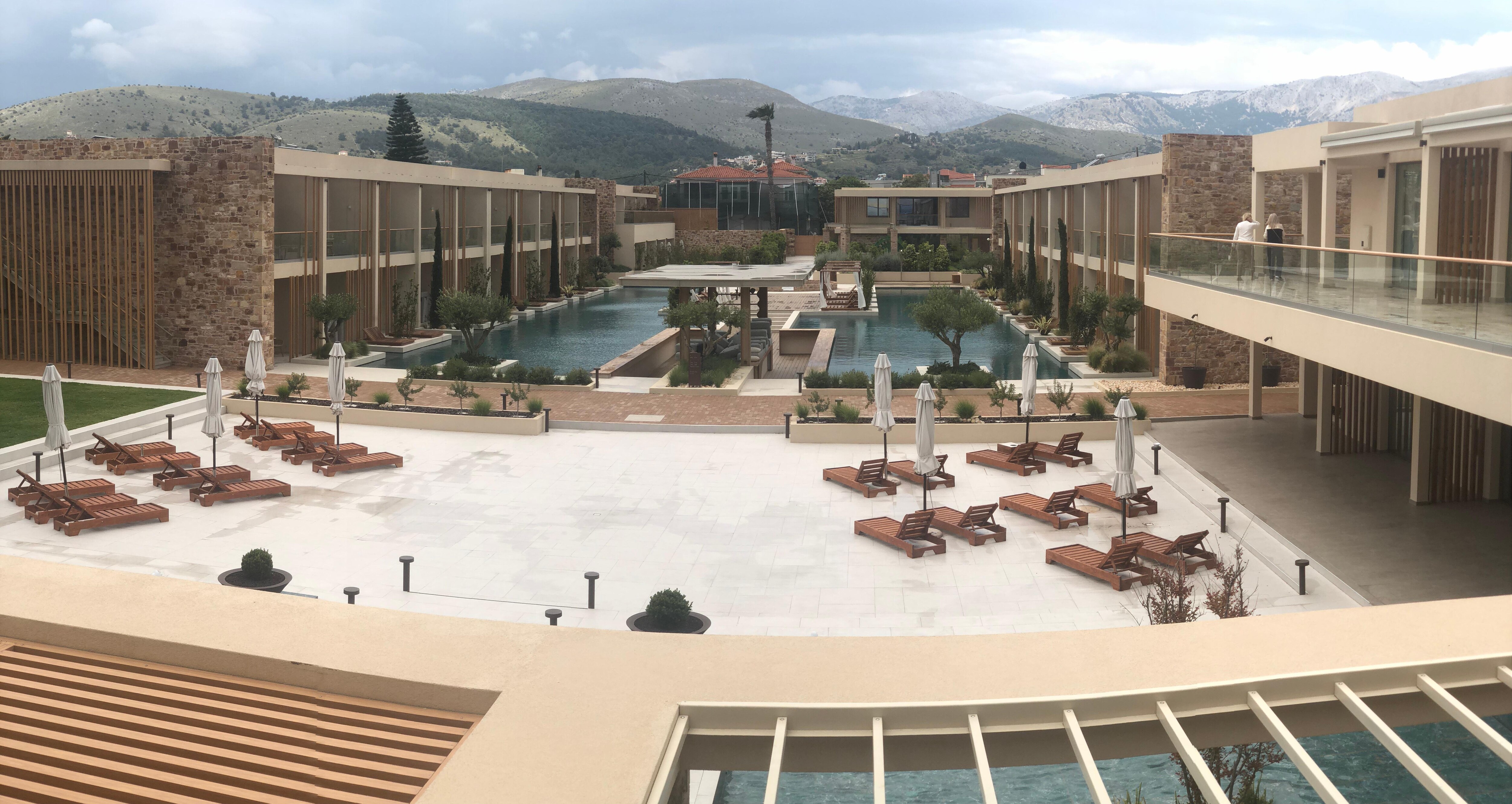 Πισίνα και δωμάτια δεξιά και αριστερά
