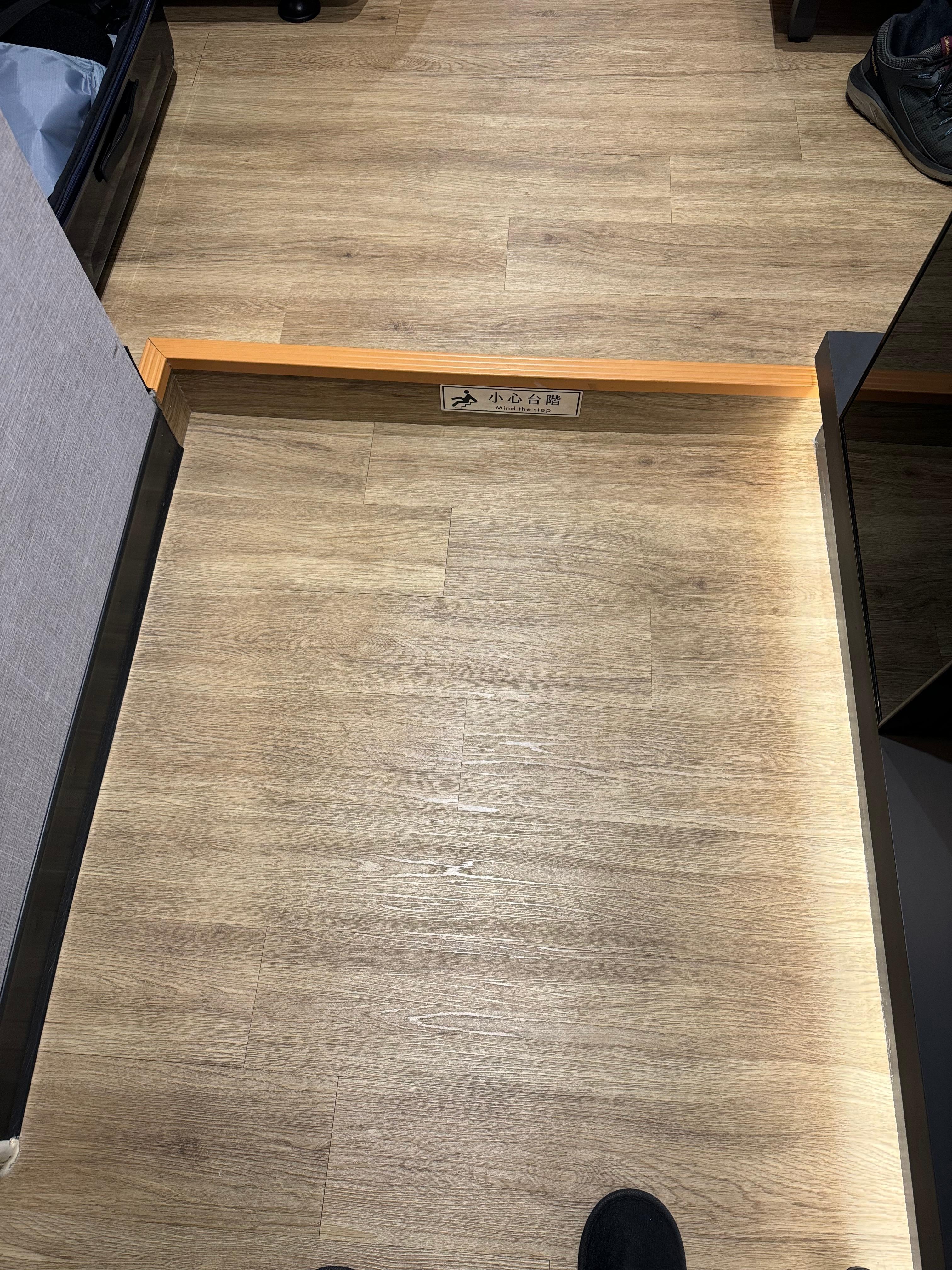 有一階級，稍有不慎便會摔倒