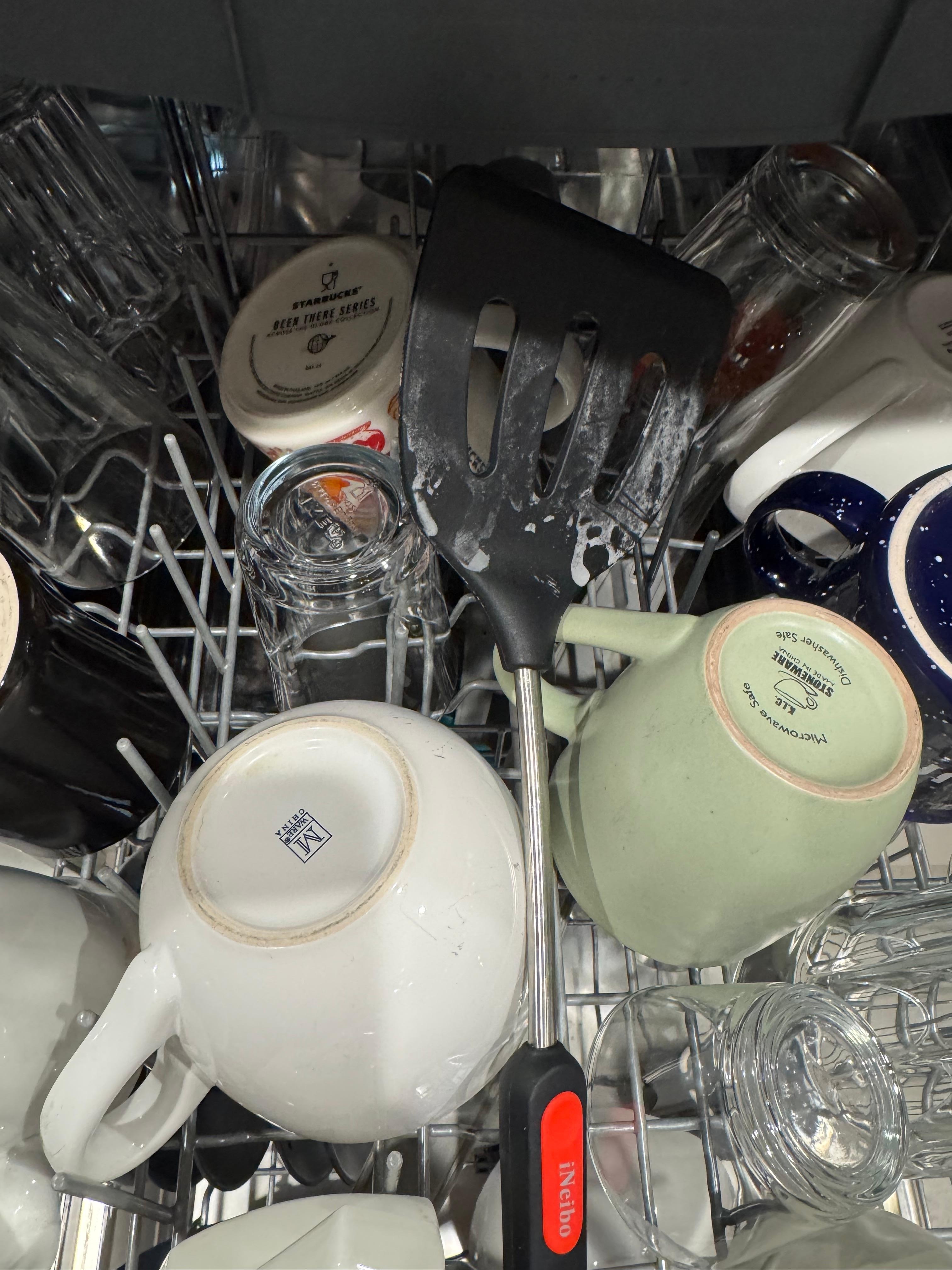 Dishwasher was full of dirty dishes when we arrived.