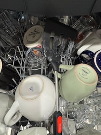 Dishwasher was full of dirty dishes when we arrived.