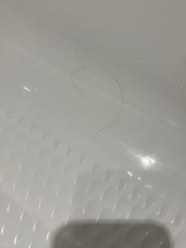 Sorte hår i badekarret