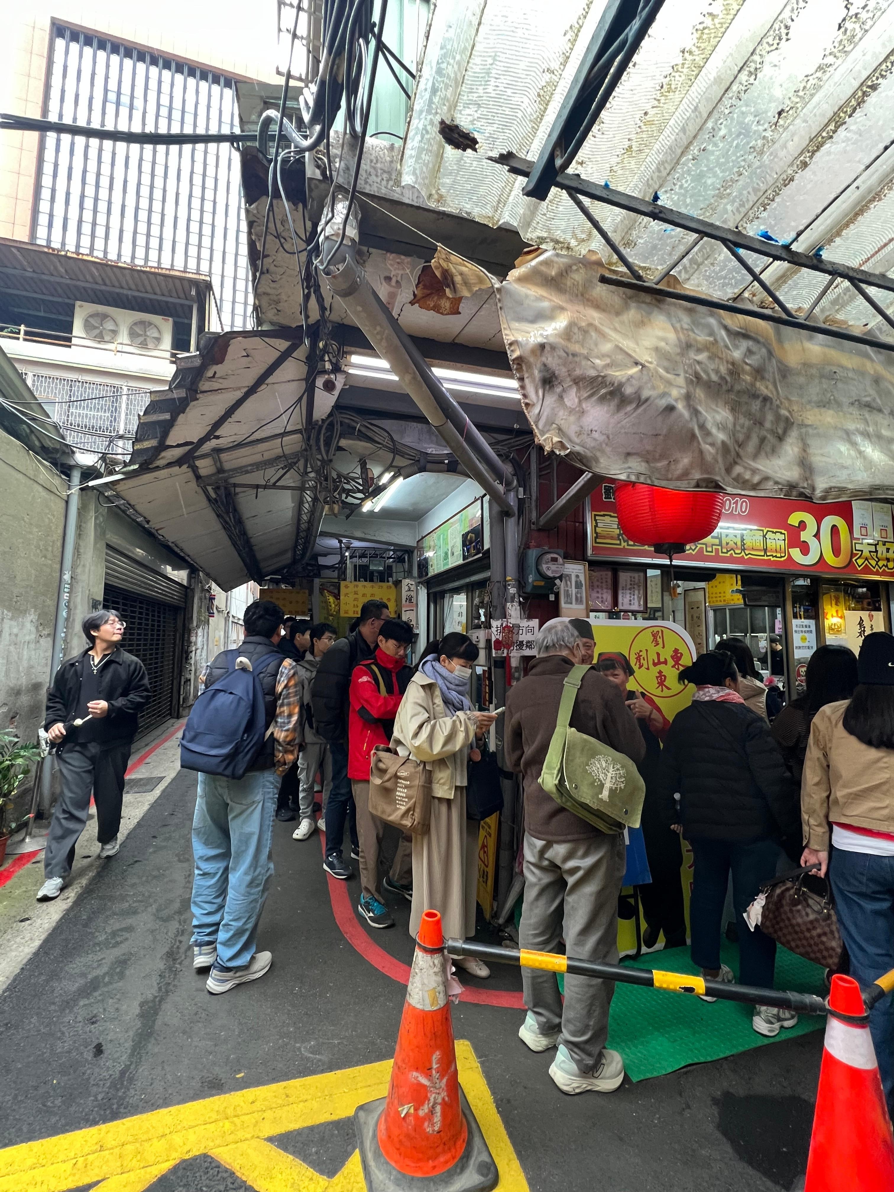 Planned to eat our last lunch at Taiwan here, but there is a long line, so we gave up and ate at a dumpling place 
