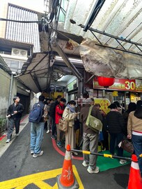 Planned to eat our last lunch at Taiwan here, but there is a long line, so we gave up and ate at a dumpling place