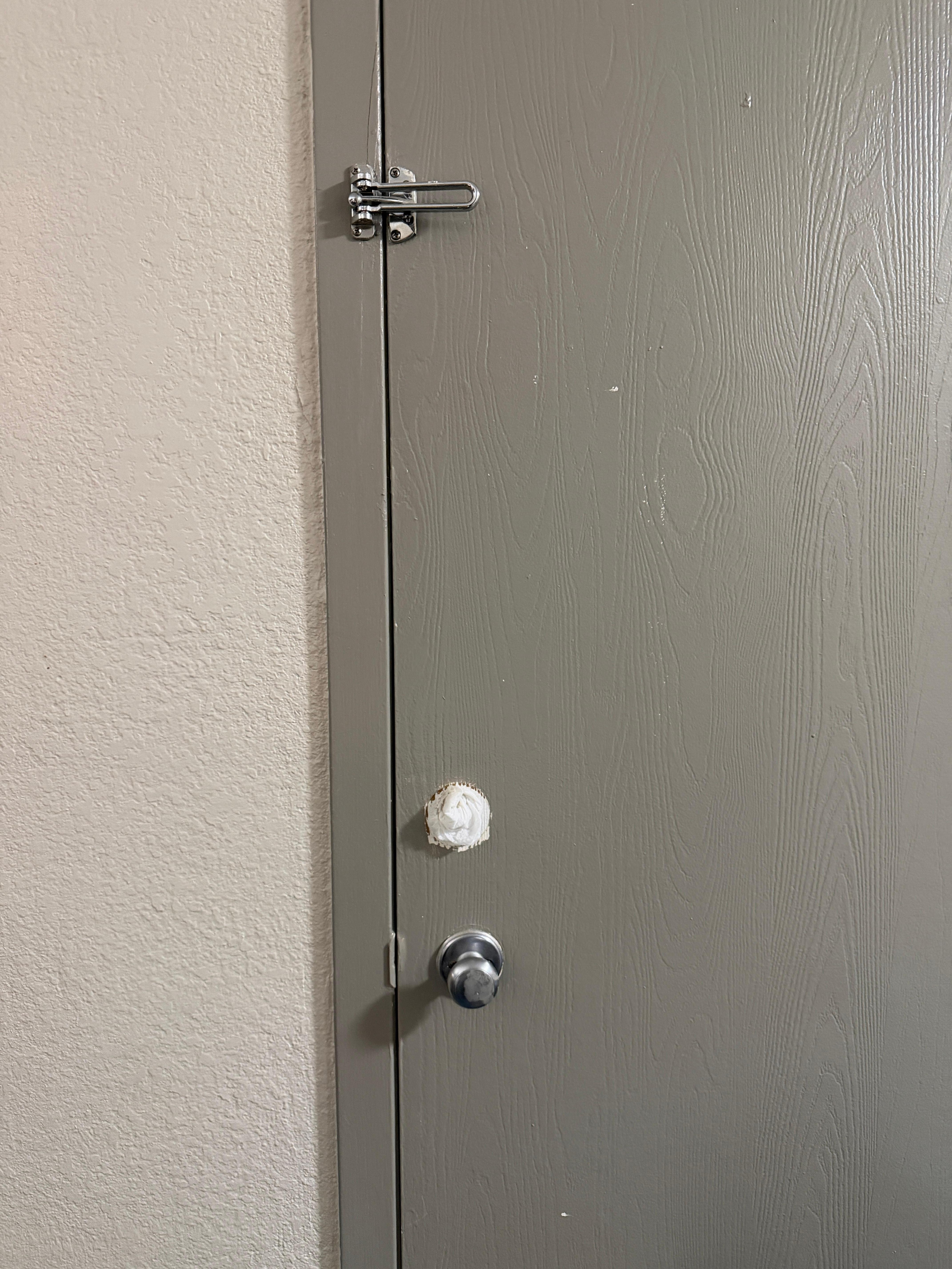 Keyhole with napkin/dryer sheet