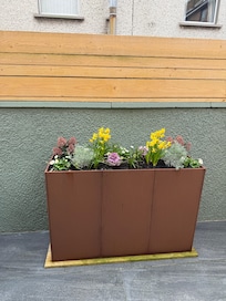 Fresh florals on the patio