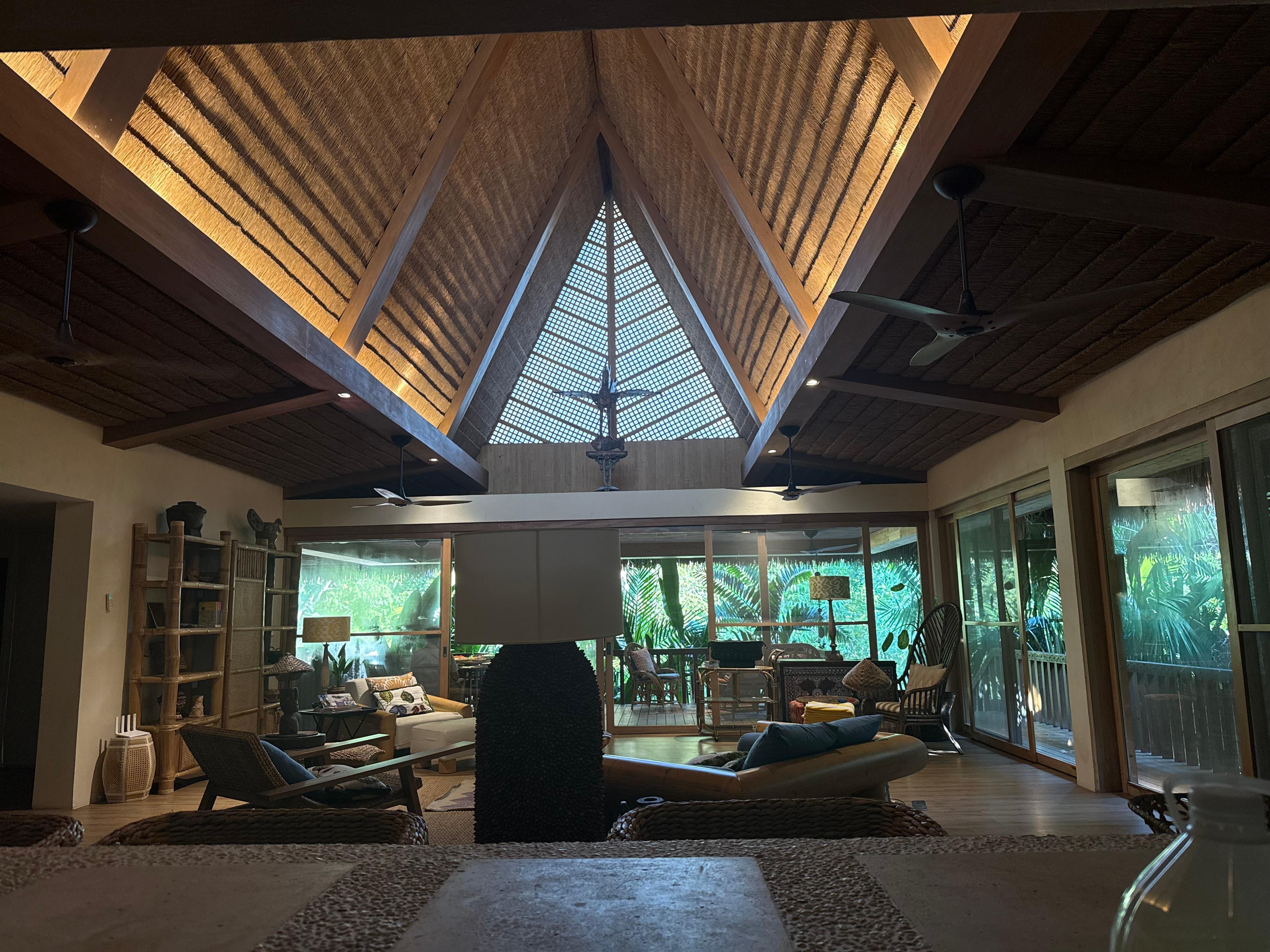 Living room area 😍 (the picture doesn’t do any justice)