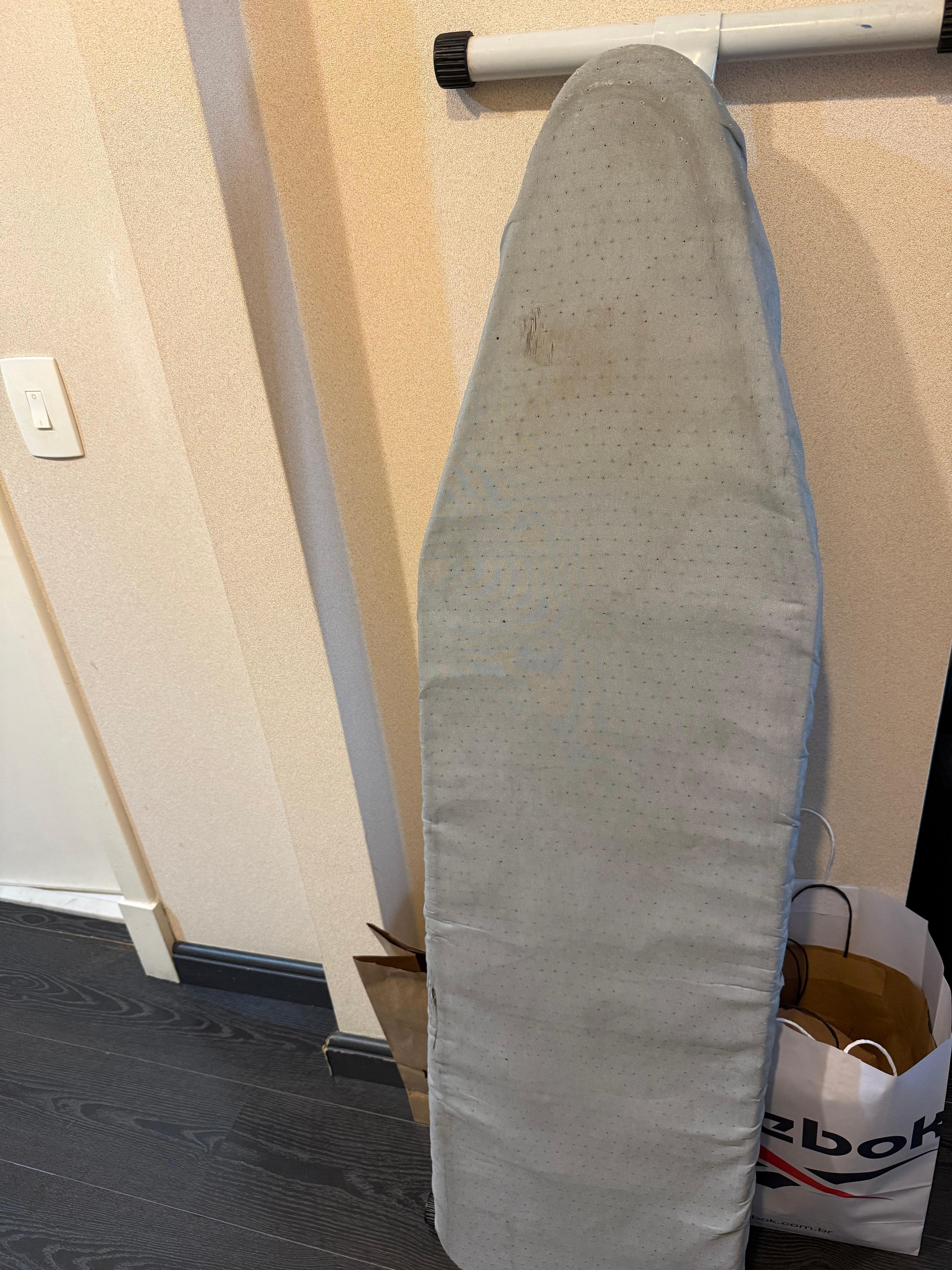 Não deveria mais estar em uso e o cabo do ferro de passar muito curto