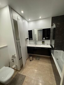 Great bathroom w washer
