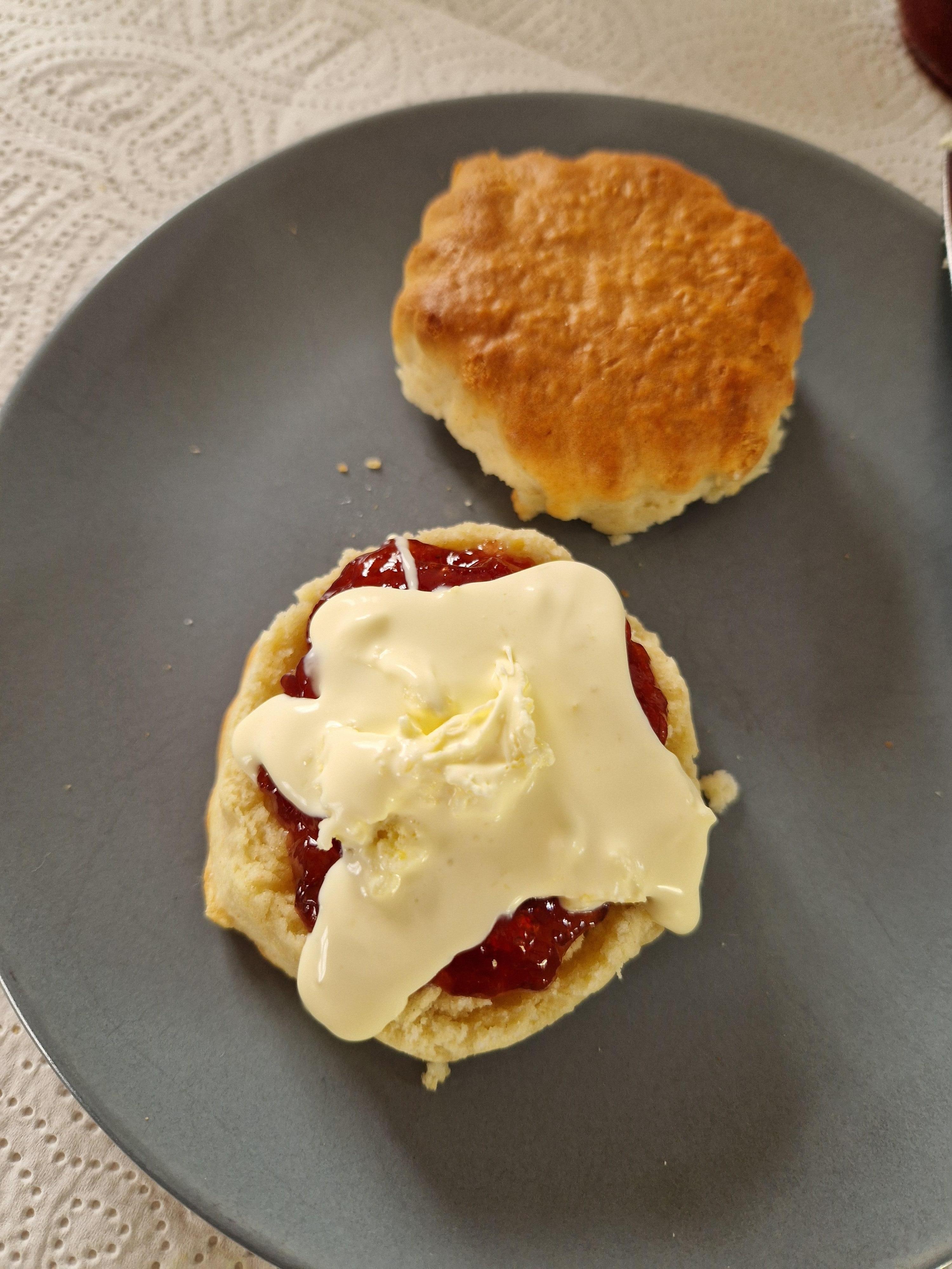 Very british....
Scones mit strawberry jam and clotted cream...
lauwarm...dazu einen Tee oder Kaffee... 😀