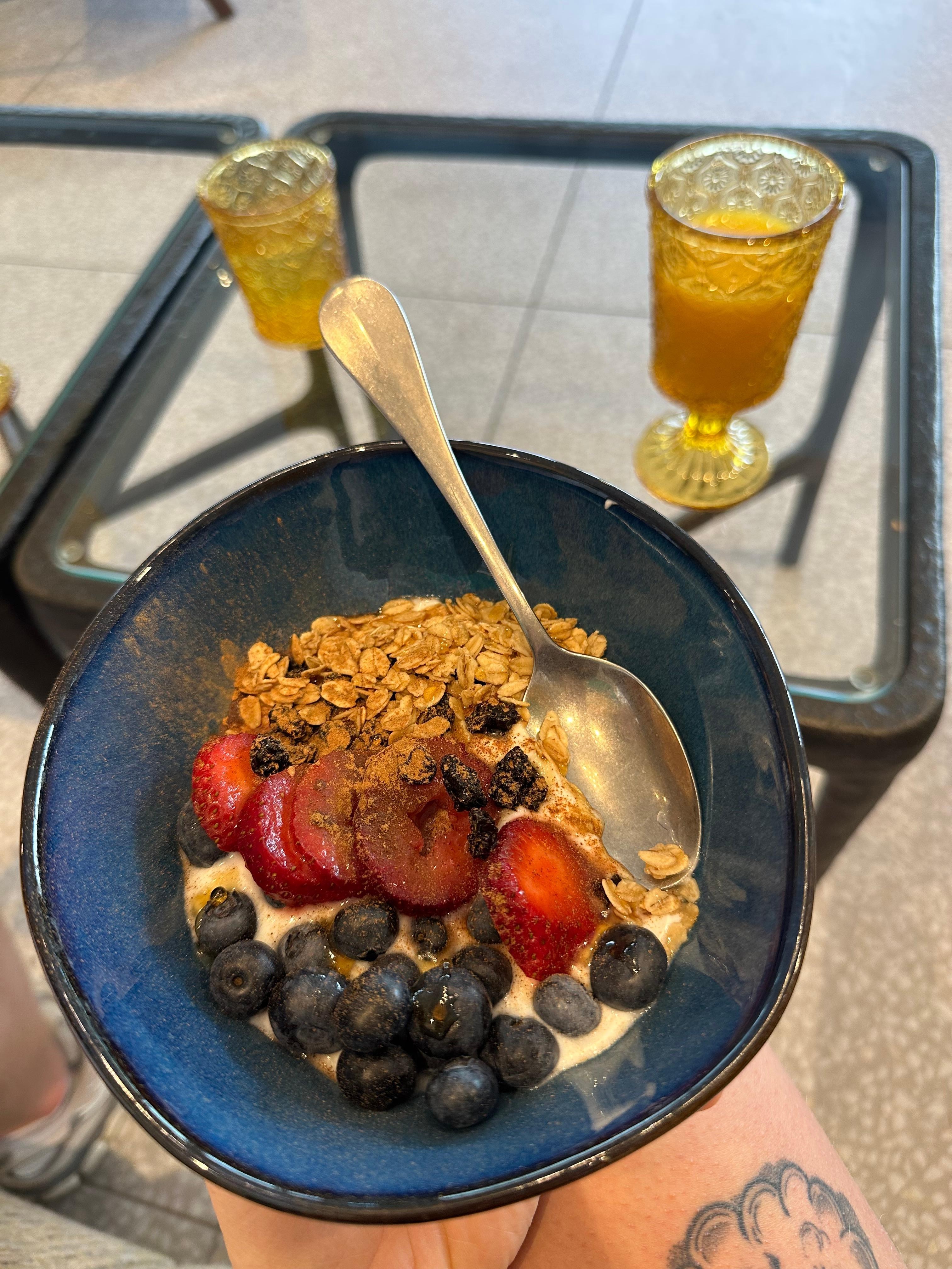 Ontbijt, het was een mini laagje yogurt met wat ingrediënten erop gegooid. Voor 16 dollar, veelste duur