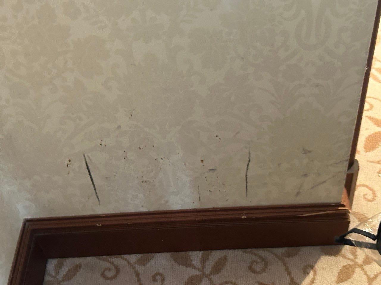 Más suciedad en paredes