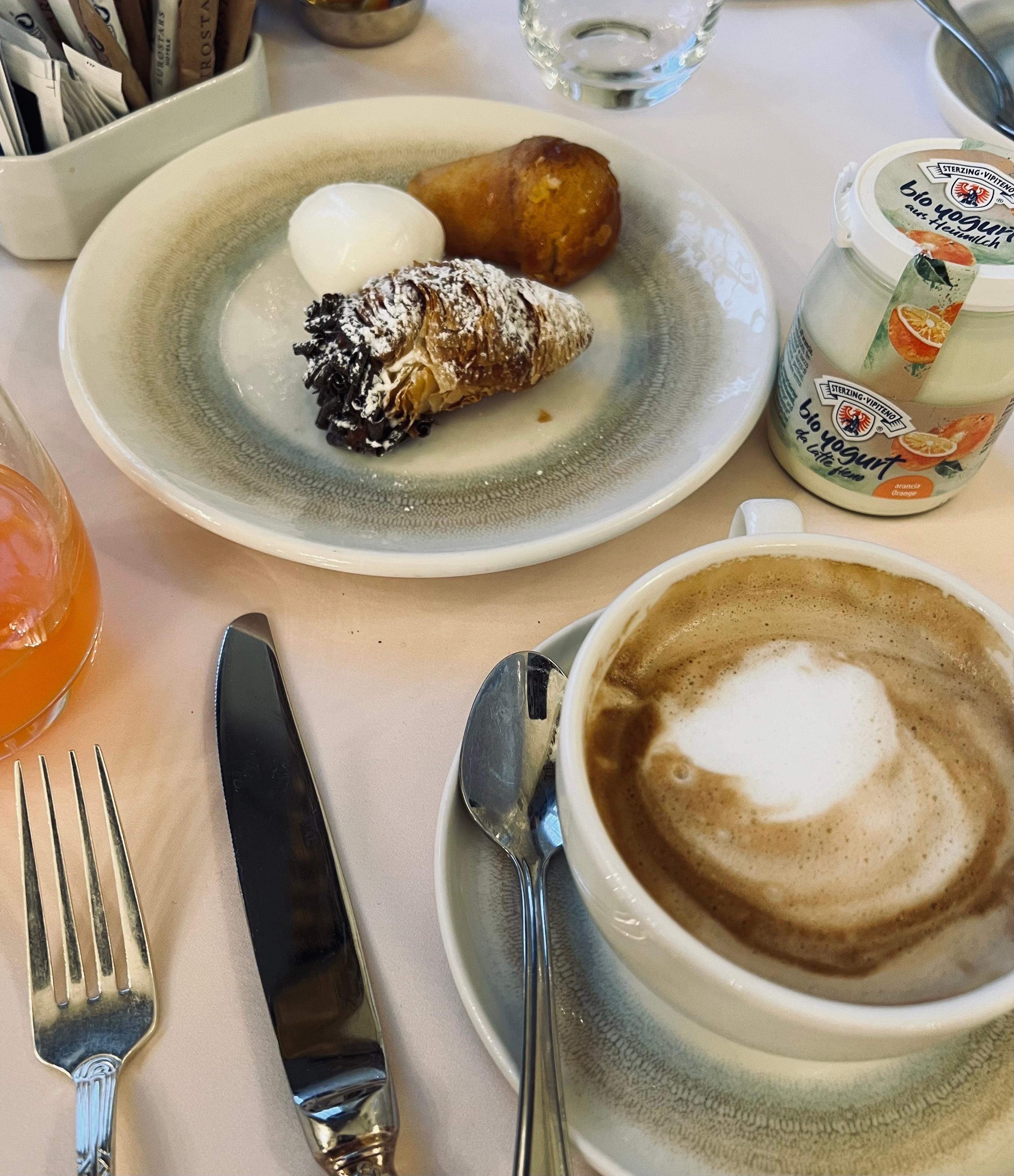 朝食はスイーツが充実していて、コーヒー  は入れたてをサービスしてくれる。