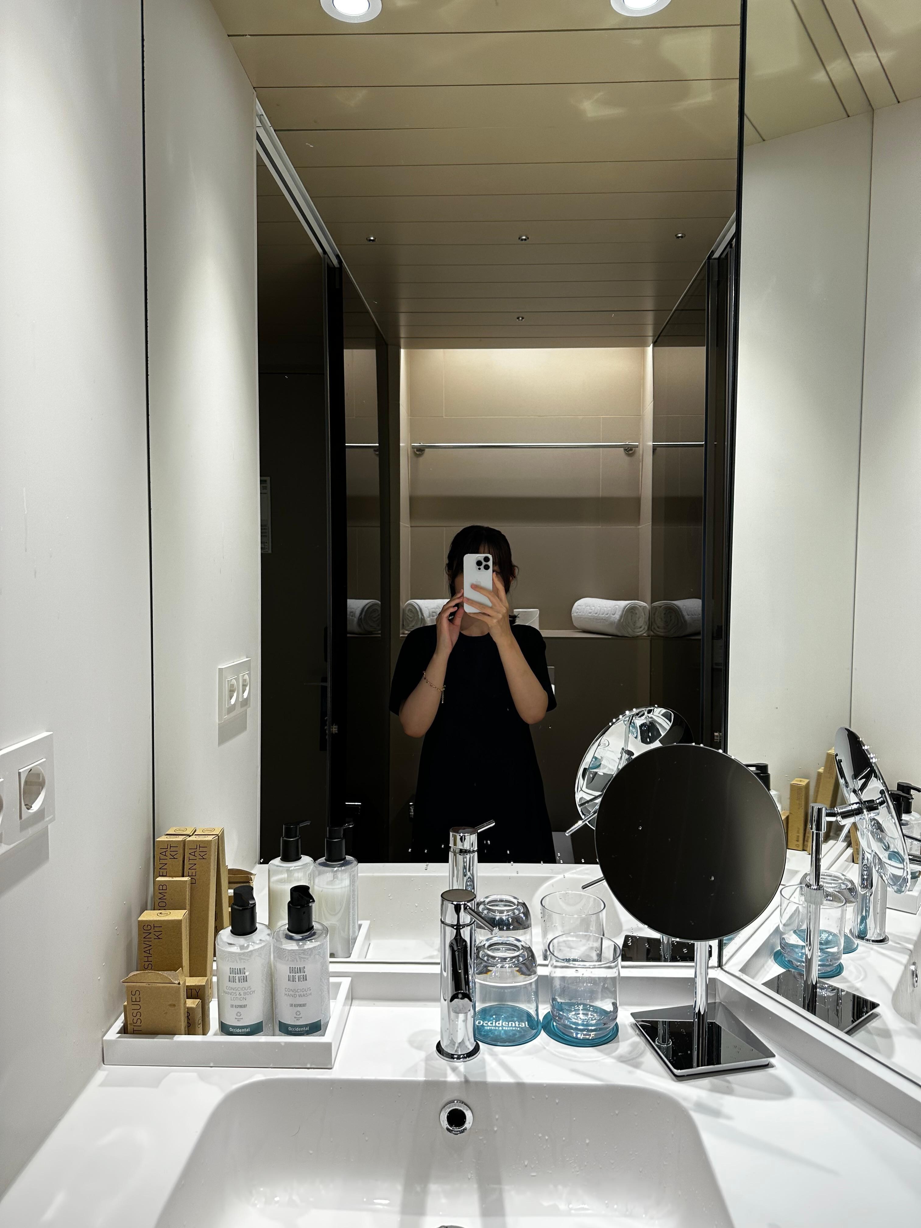 Bathroom and amenities 