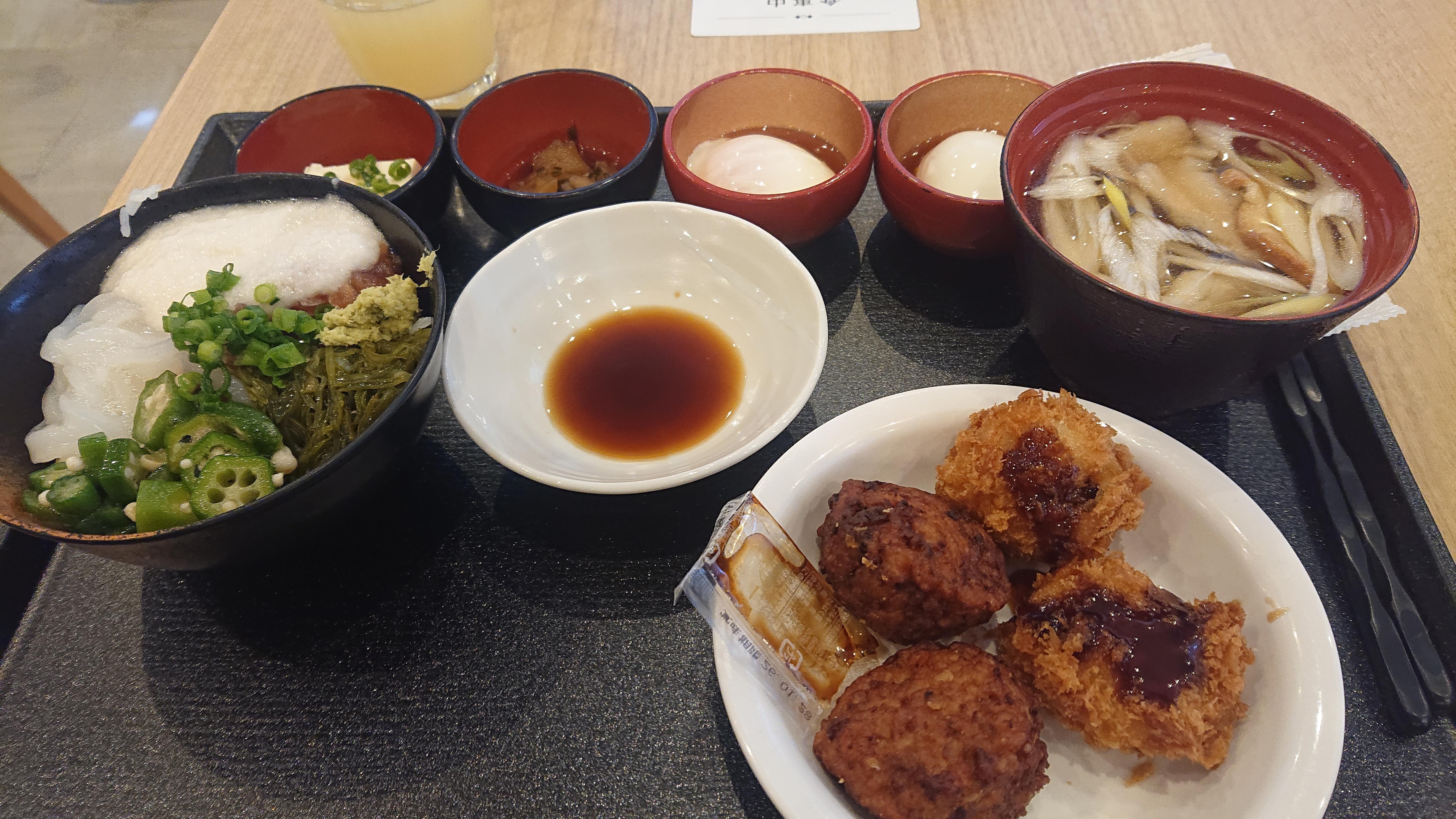 ご当地メニューのぶっかけ丼とせんべい汁。おかわりしてしまいました。