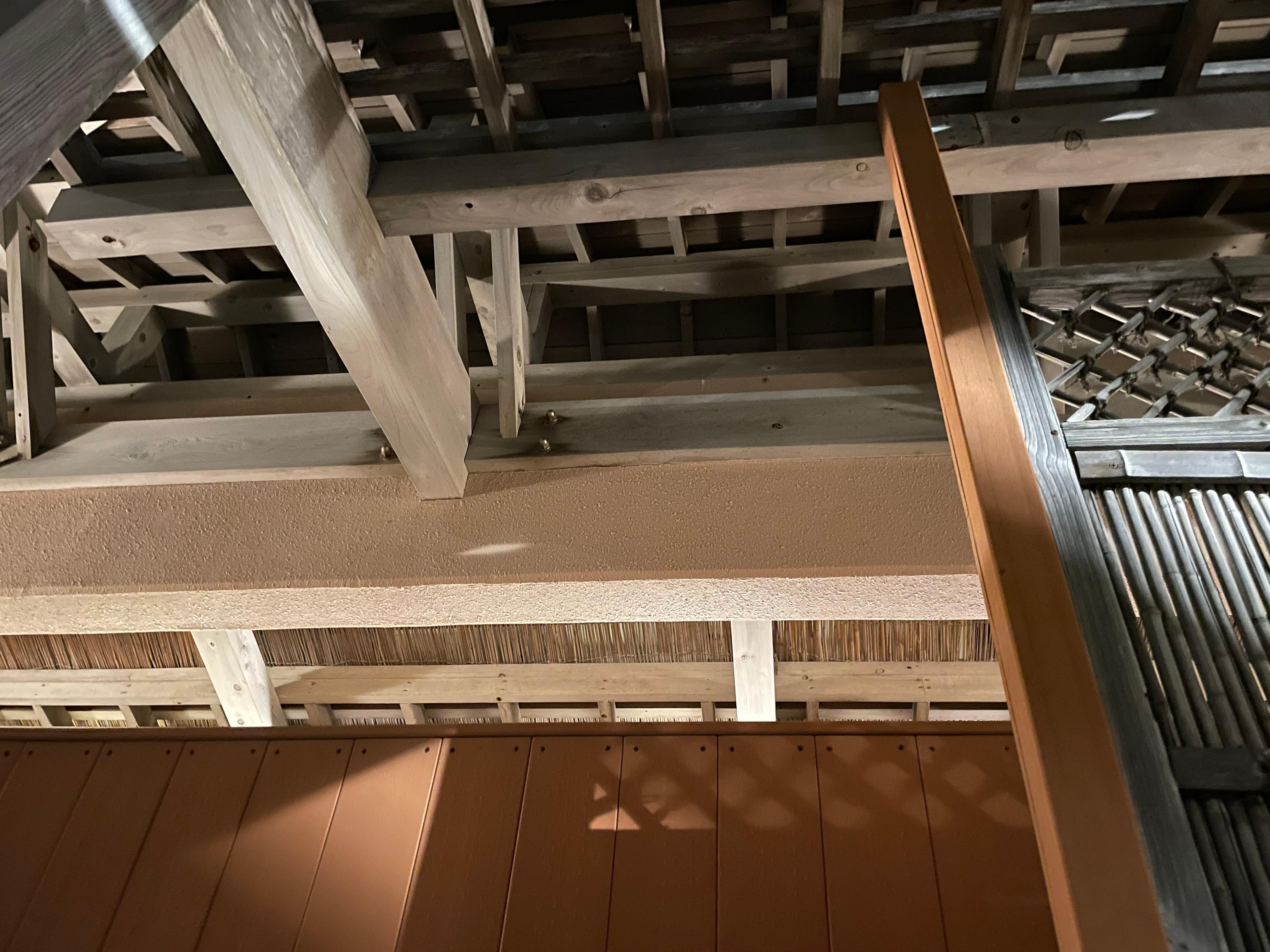 写真だと分かりにくいけど、葦簀の隙間から丸見えです