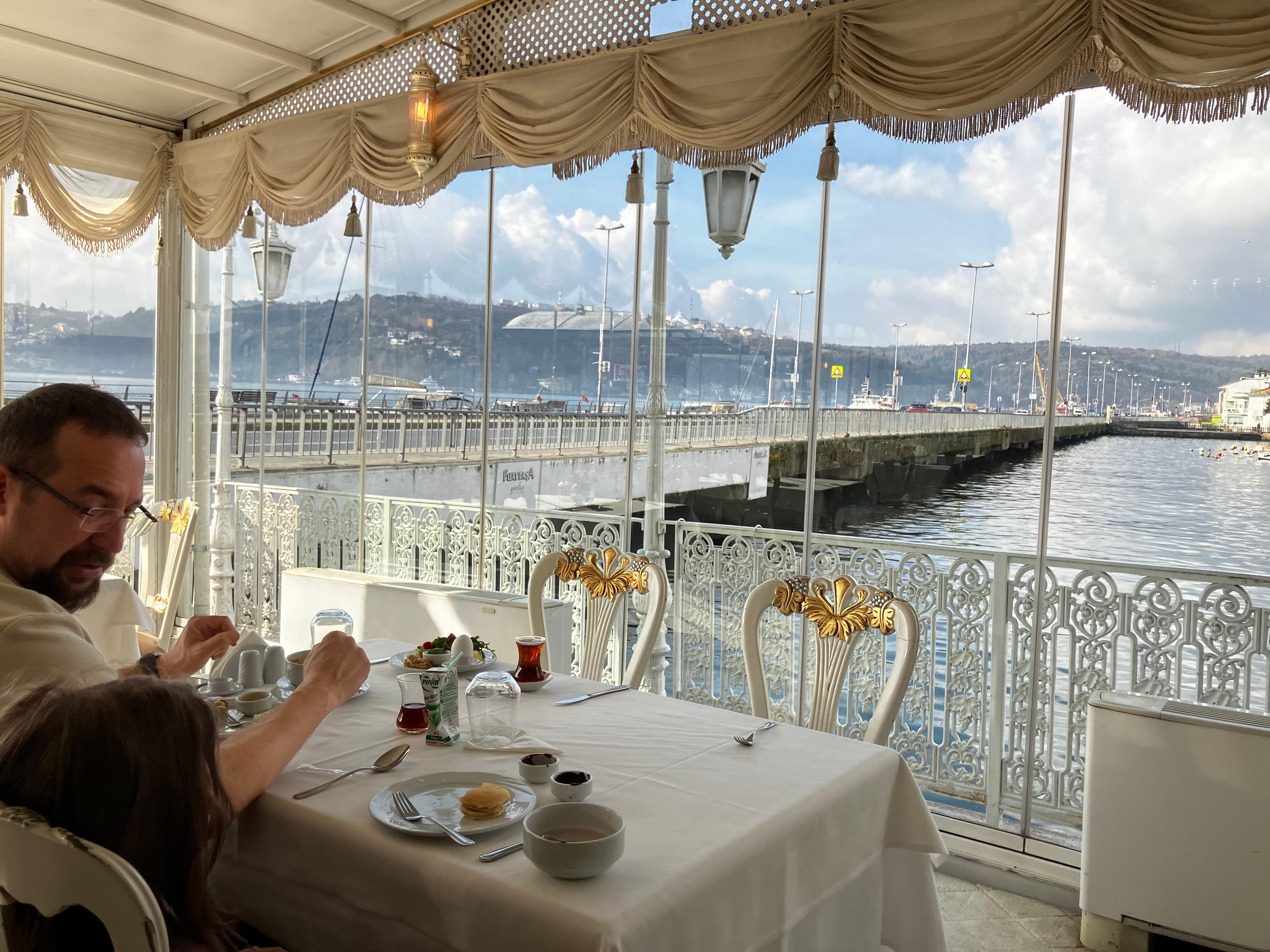 Keyifle kahvaltımızı kireç burnu sahile karşı yaptık, akşam yemeği için de oldukça keyifli bir restauranta ve mutfağa sahip bir otel.