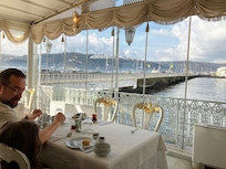 Keyifle kahvaltımızı kireç burnu sahile karşı yaptık, akşam yemeği için de oldukça keyifli bir restauranta ve mutfağa sahip bir otel.