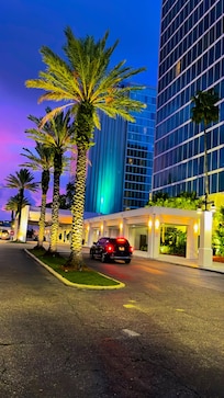 Beautiful grounds, front of the Hotel.