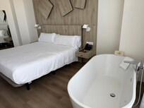 Fine rom med badekaret inntil balkongen og vinduet. Faktisk en spennende løsning.