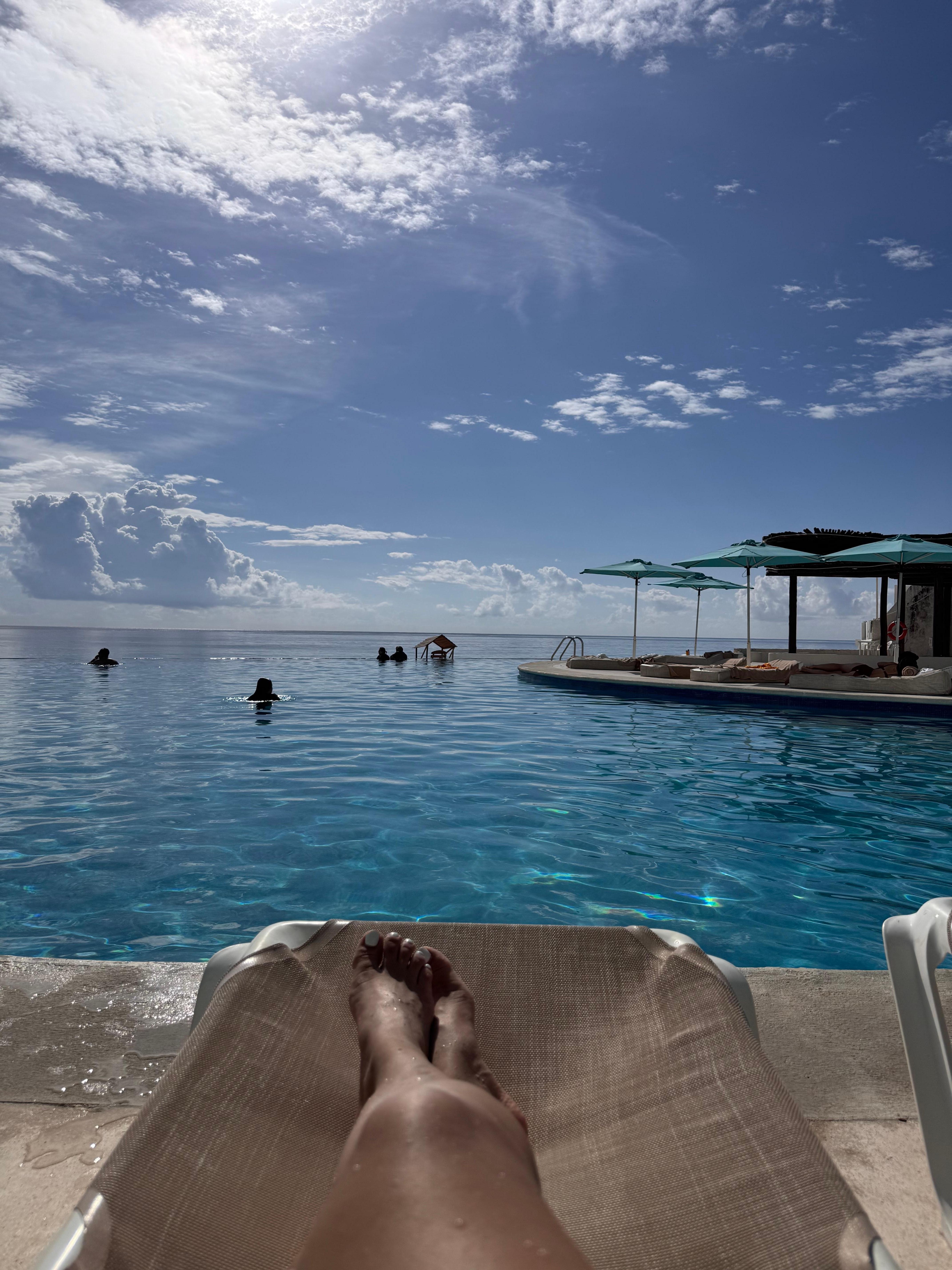 Alberca a punta de playa 