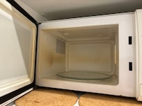 L’intérieur du four à micro-ondes