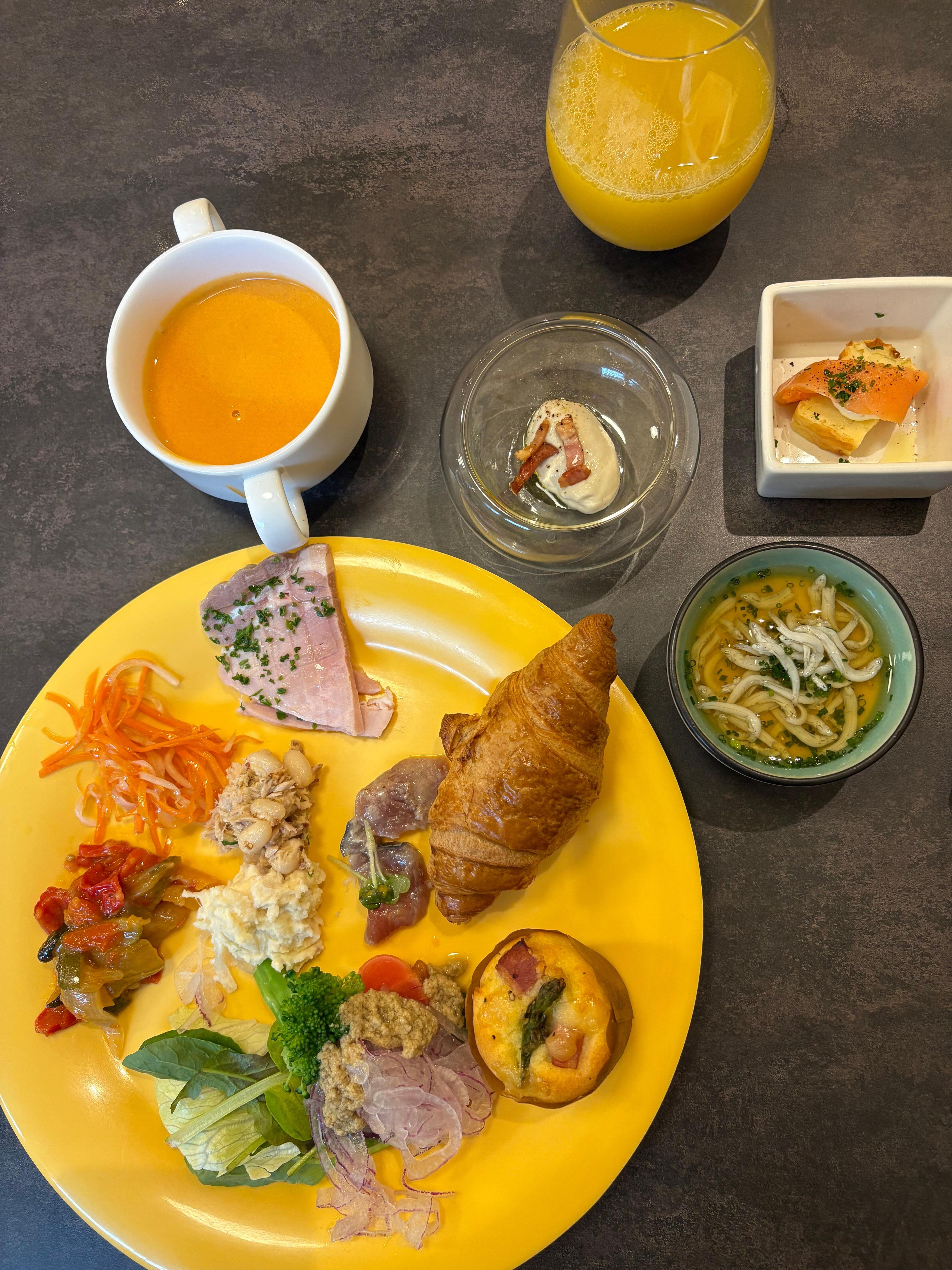 朝食！バイキングが楽しい！おしゃれでどれも美味しかったです。