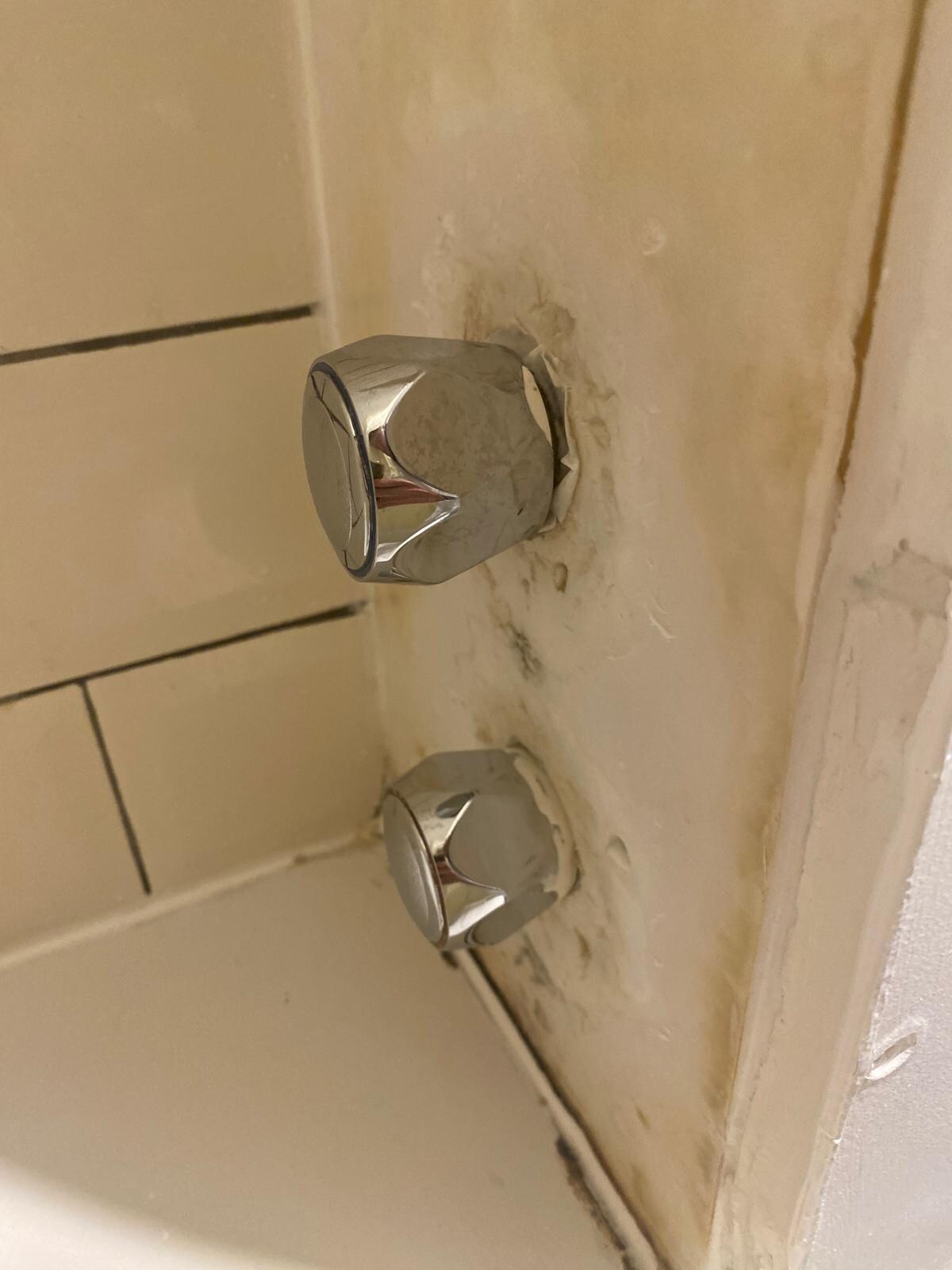 peinture décollée, moisissures et robinets datés