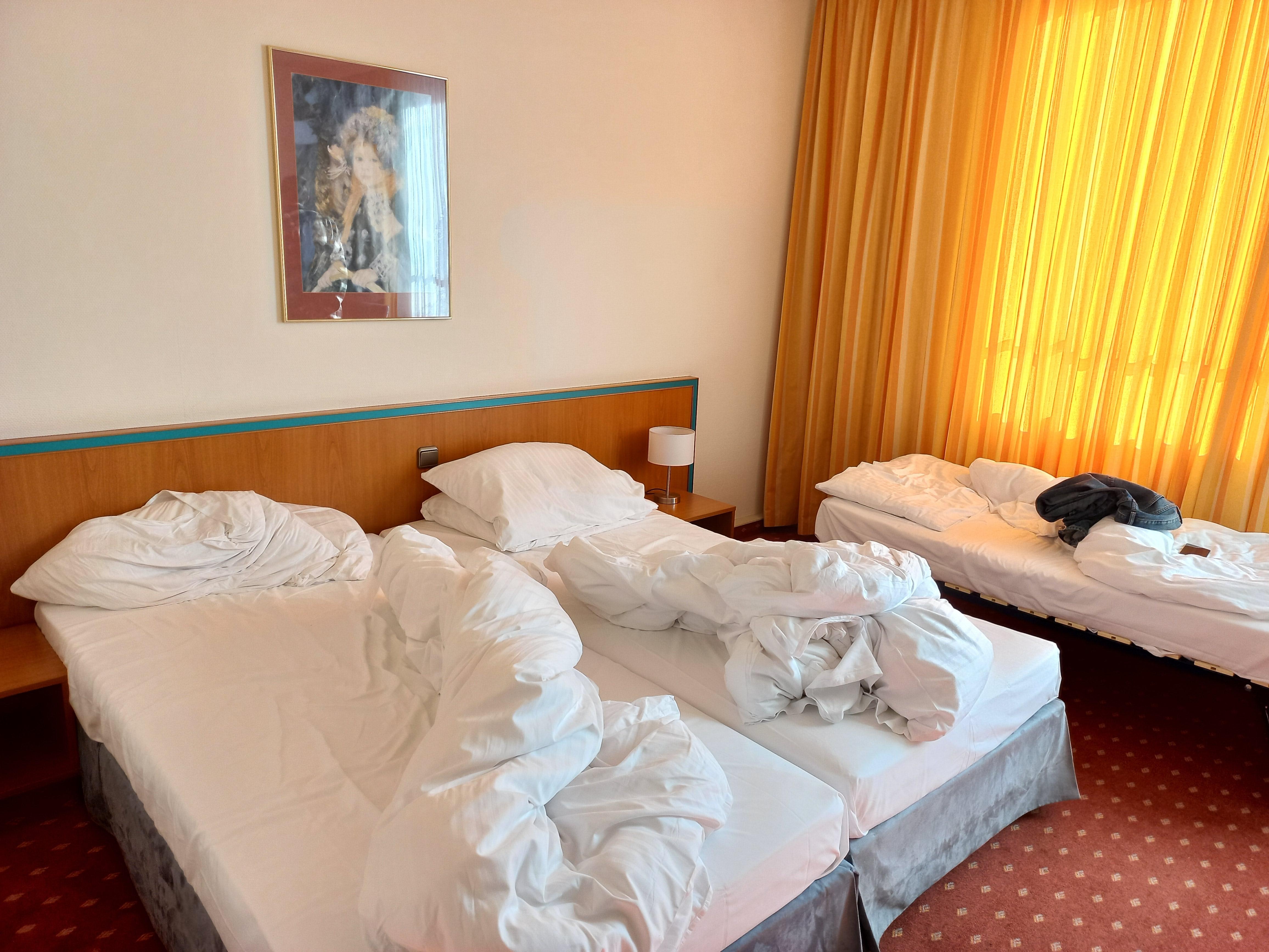 Ein Doppelbett und zustell Bett leider zu kurz.

