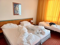 Ein Doppelbett und zustell Bett leider zu kurz.
