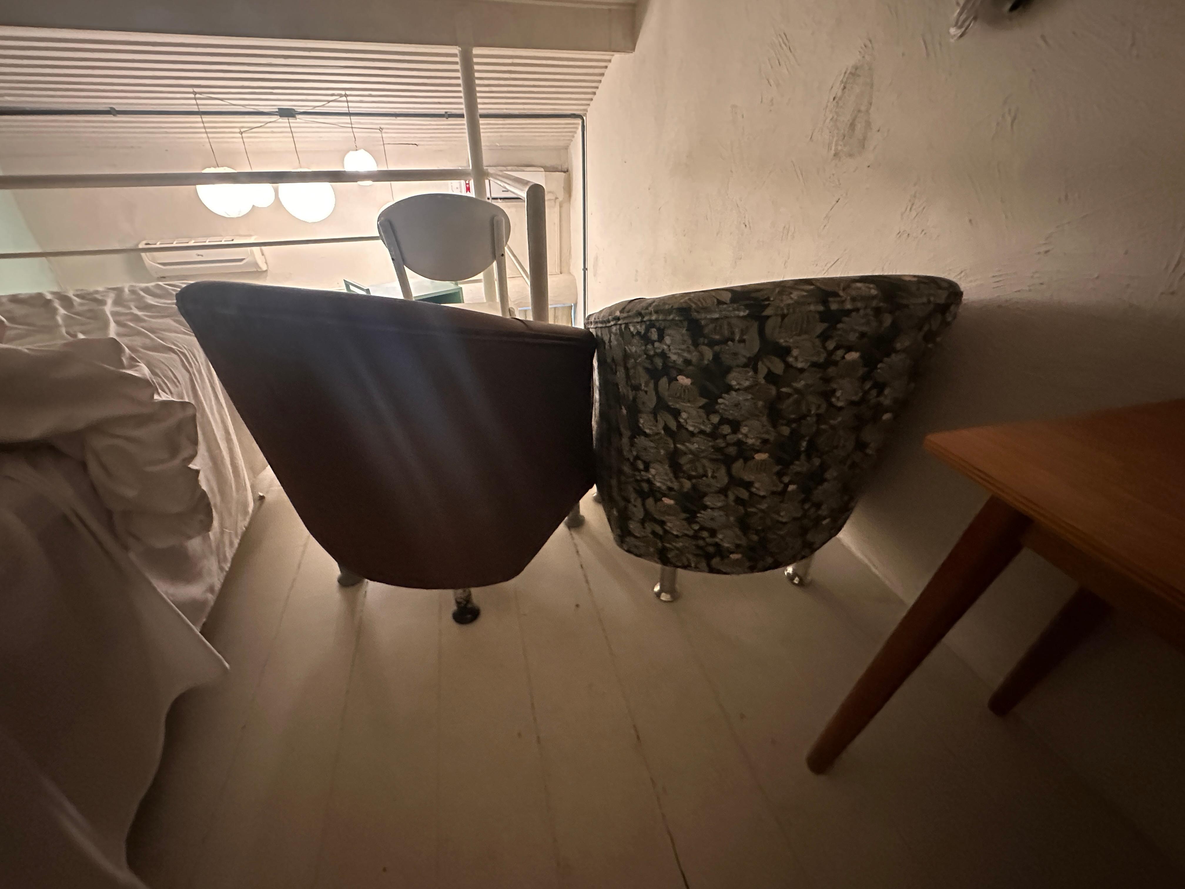 Tivemos que colocar as cadeiras para impedir a bebê de descer e andar para perto da grade larga (perigo de queda).
Ficar no andar de baixo não era uma opção, pois a mesma queria subir o tempo inteiro para o andar de cima. 