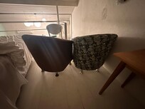 Tivemos que colocar as cadeiras para impedir a bebê de descer e andar para perto da grade larga (perigo de queda).
Ficar no andar de baixo não era uma opção, pois a mesma queria subir o tempo inteiro para o andar de cima.