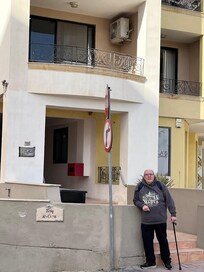 Very good location. Within walking distance for all our requirements, swimming pool , restaurants, pub quiz, good internet connection, shops and buses