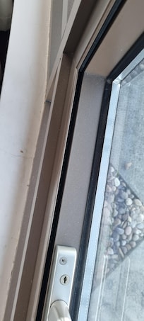 Fenster mit beschädigten Dichtungen, der Straßenlärm kommt ungehindert rein und es zieht