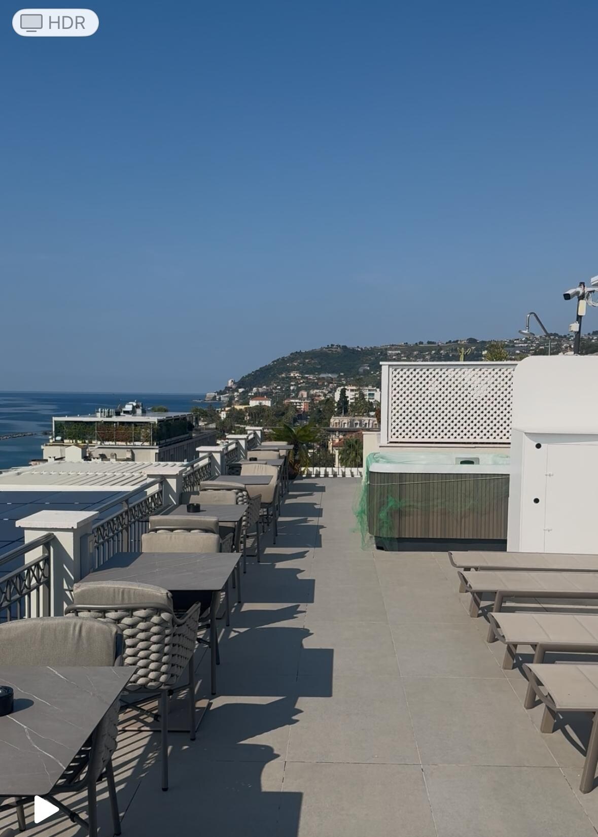 Rooftop på hotellet. 
Solsängar och parasoller